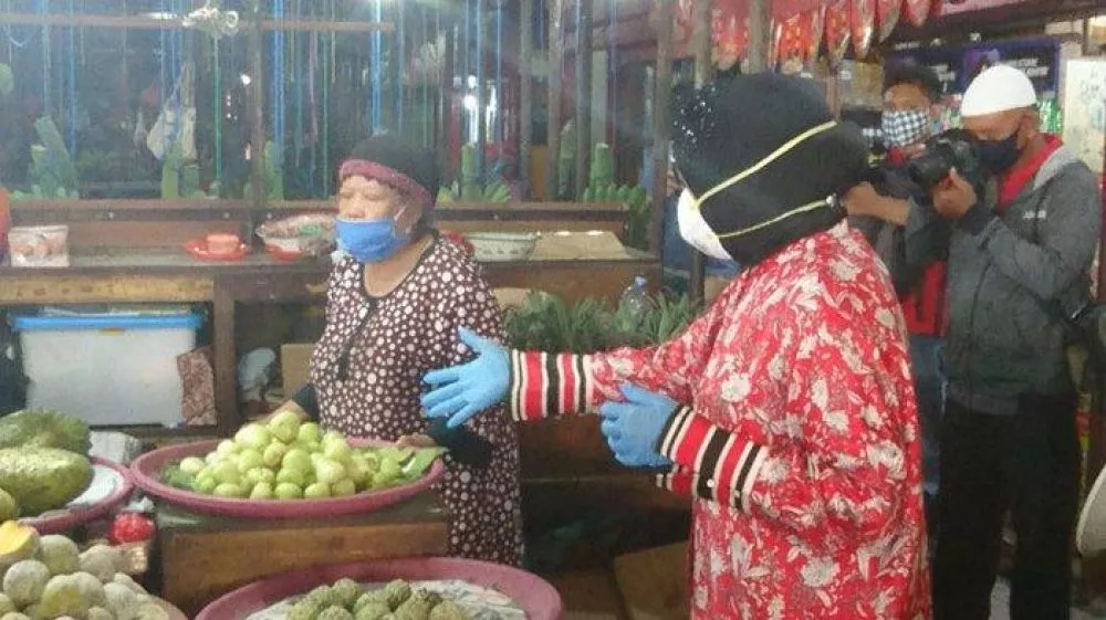 Risma Keliling Pasar Sosialisasi Perwali PSBB