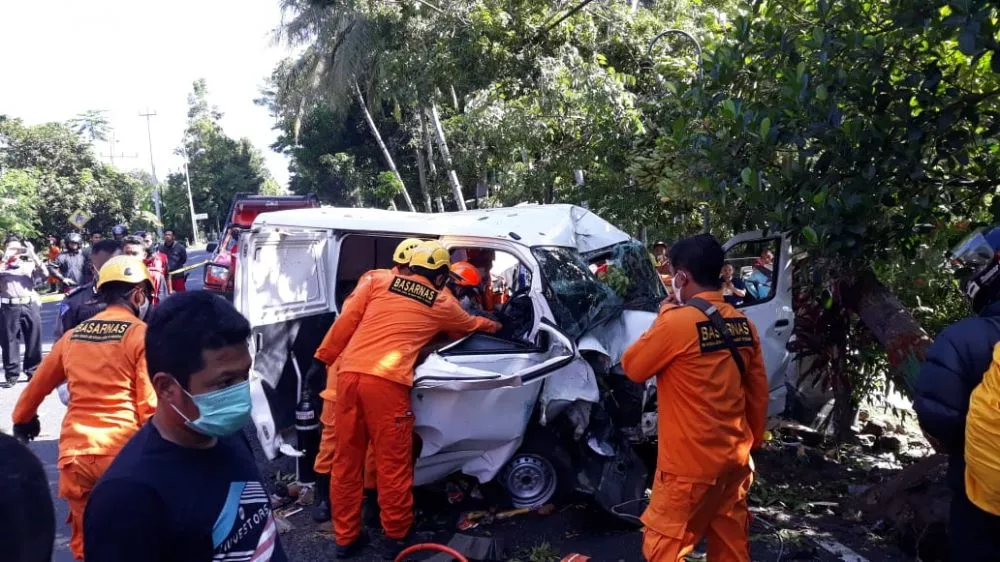 Ajaib! Mobil Grand Max Ringsek, Sopir dan Penumpang Selamat
