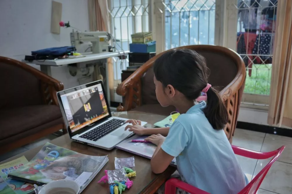 Murid SD Pembangunan Jaya Sidoarjo Belajar via Aplikasi Zoom