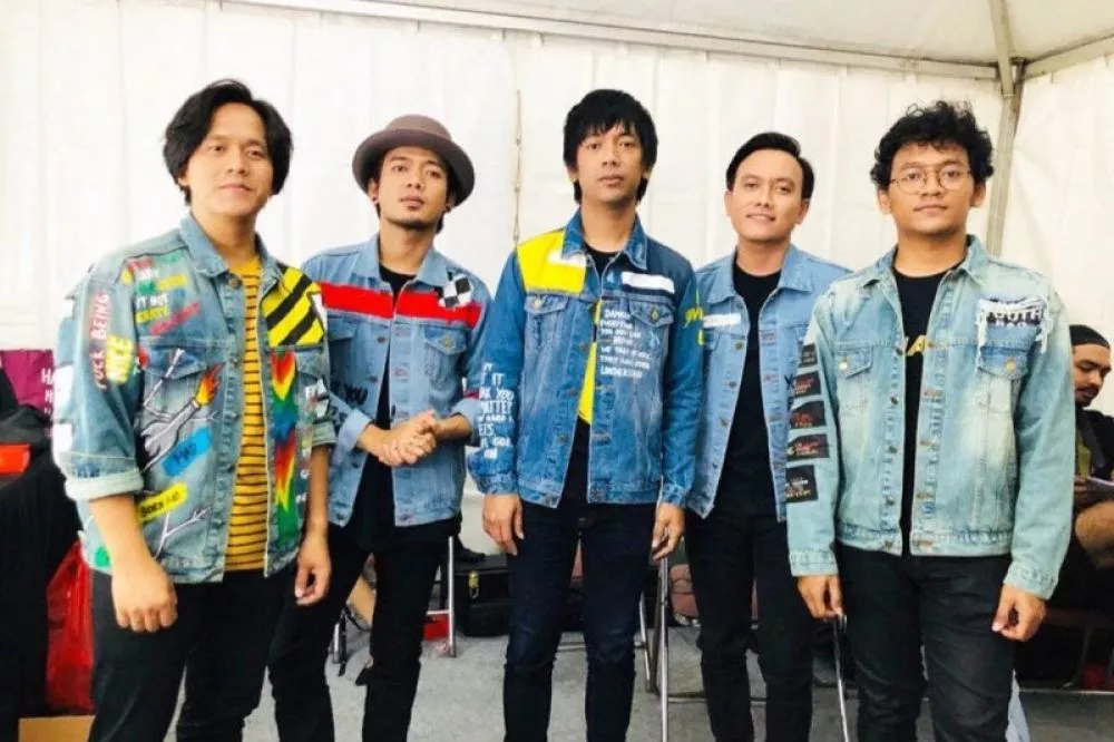 Grup Band d'Masiv Cover Lagu 'Let's Love'