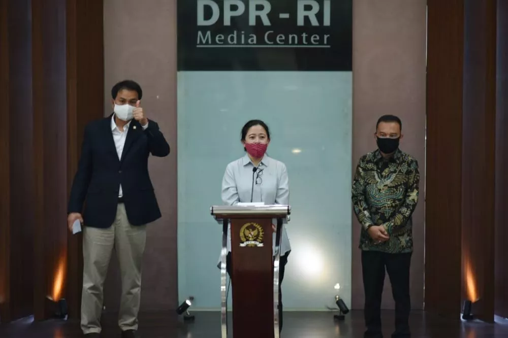 Serahkan Bantuan Sembako, Puan Minta Warga Tunda Mudik