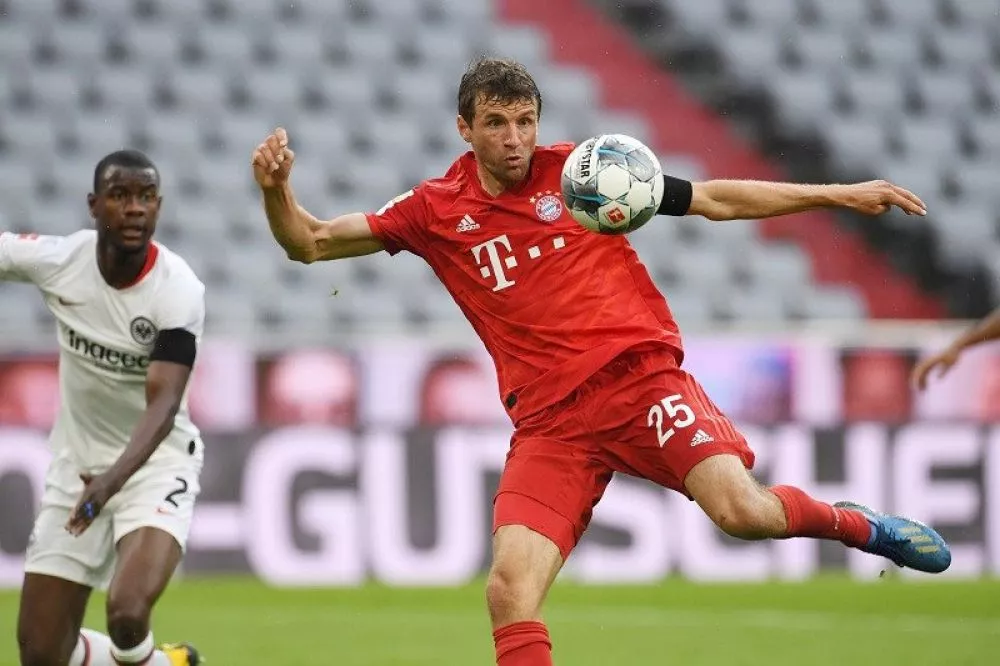 Lumat Eintracht Frankfurt, Muenchen Kokoh di Puncak