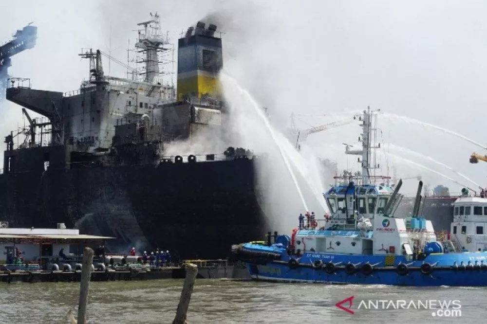 Kapal Tanker Terbakar di Belawan, Puluhan Pekerja Terjebak