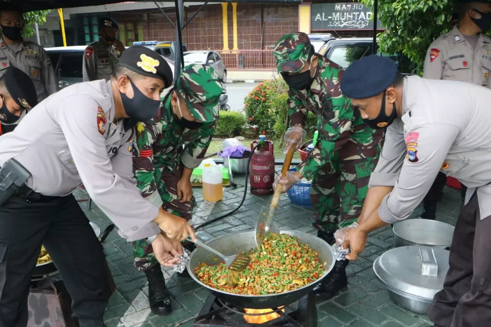 Kapolda Kalsel Pantau Proses Masak di Dapur Umum