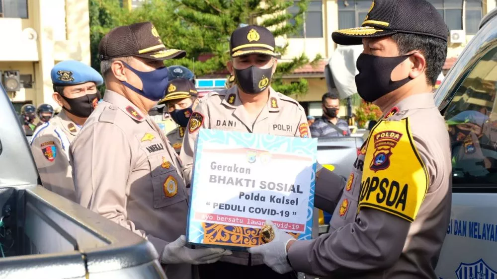 Kapolda Salurkan Ribuan Paket Sembako untuk Warga Kalsel