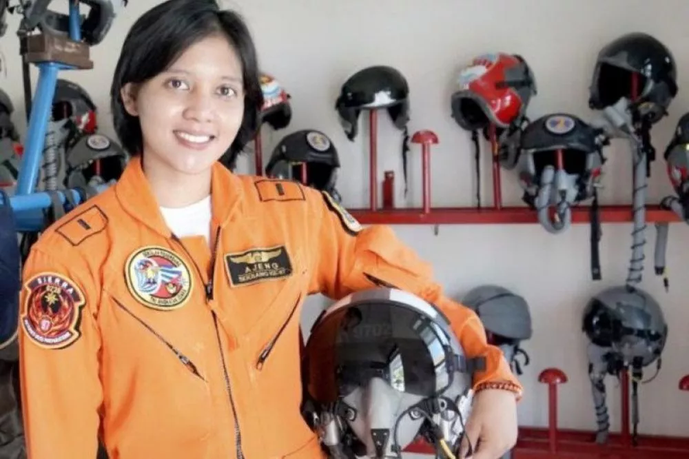 Letda Pnb Ajeng Tresna Dwi Wijayanti, Penerbang Tempur Wanita Pertama