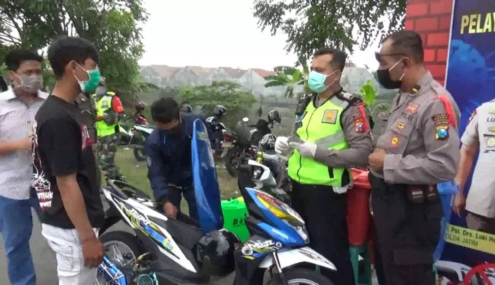 Polisi Kejar Dua Remaja Yang Nekat Trobos Pos Chek Poin