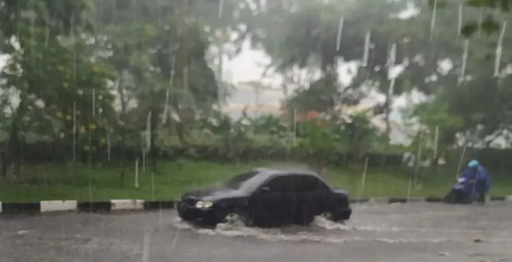 Jalan dan Kampung di Surabaya Banjir Lagi, Warga Kritik Proyek Saluran Air