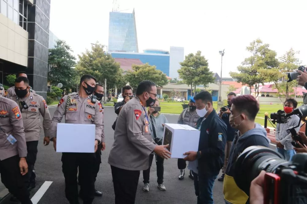 Kapolda Jatim Serahkan Bantuan Sembako Pada Mahasiswa dan Buruh