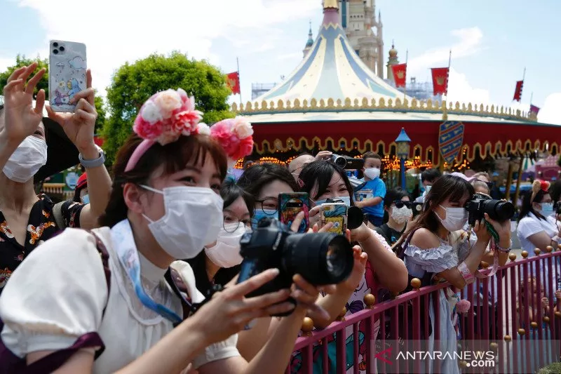 Disneyland California Tunda Pembukaan