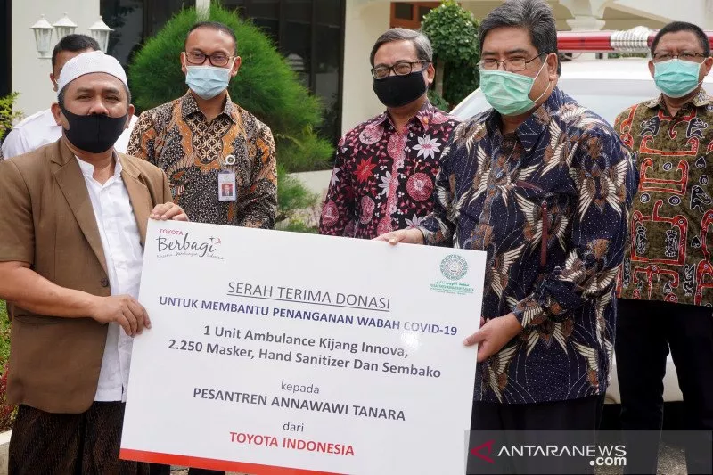 Toyota Beri Bantuan Pondok Pesantren Bantuan Mobil