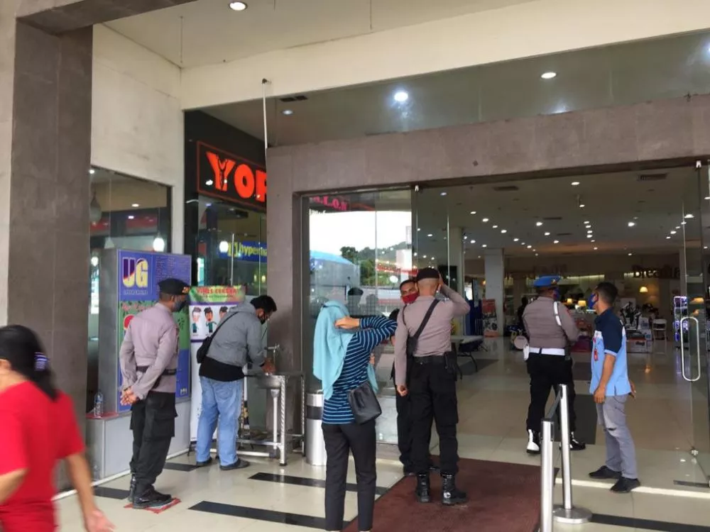 Brimob Polda Maluku Ingatkan Warga Patuhi Protokol Kesehatan