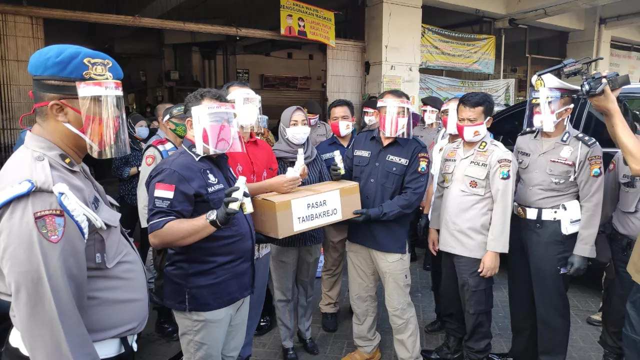 Polda Jatim Bagikan APD di Pasar Tradisional