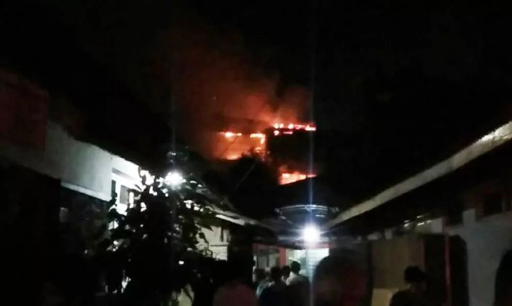 Pertokoan Jembatan Merah Terbakar
