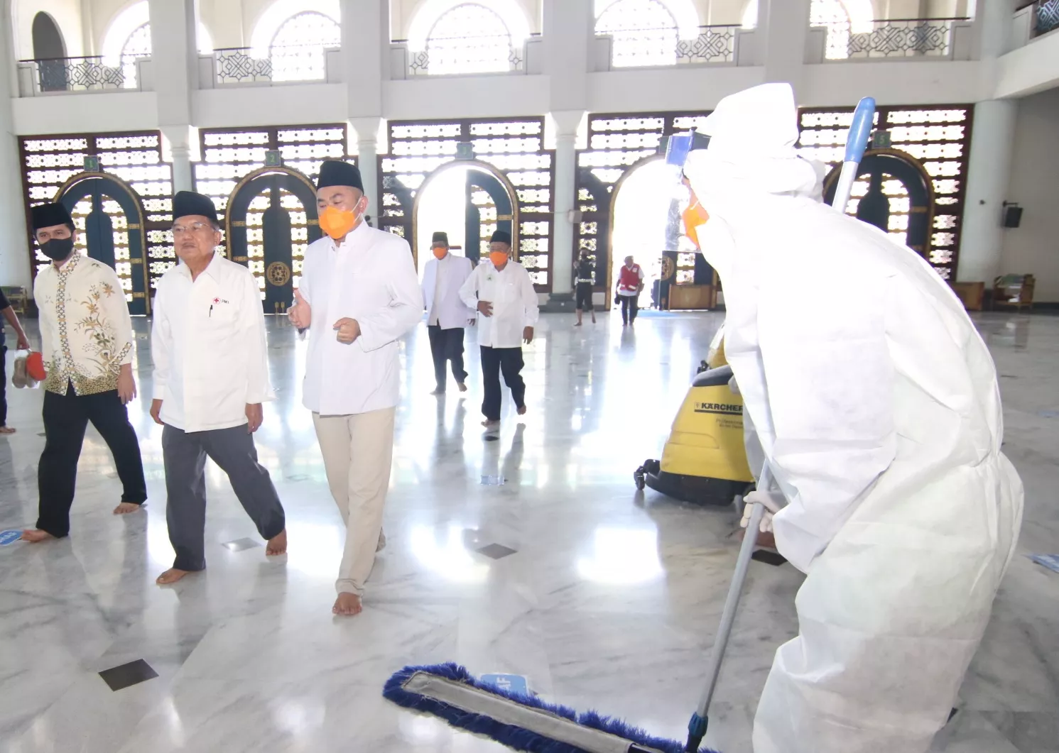 Emil dan Jusuf Kalla Lihat Kesiapan Masjid Al Akbar Menuju New Normal