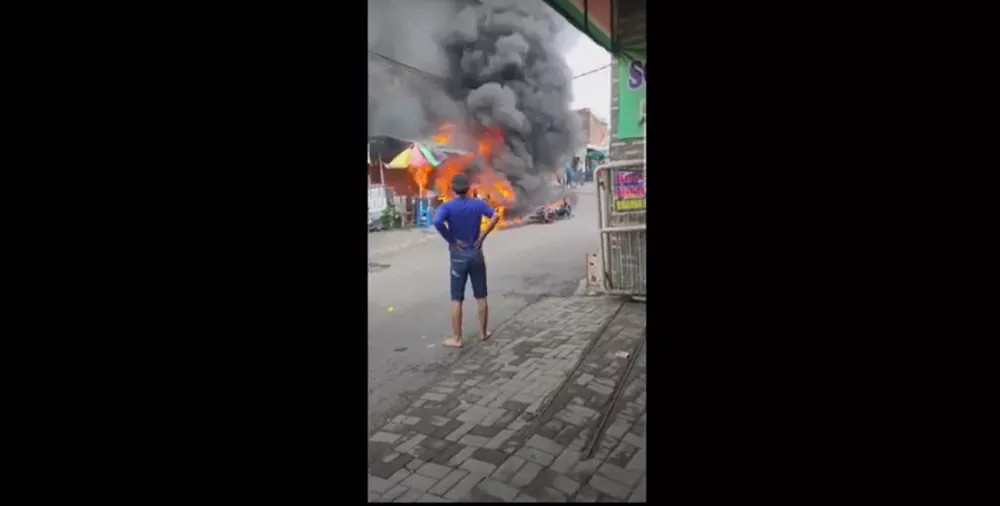 Kios Bensin Eceran di Lebak Jaya Utara Surabaya Terbakar