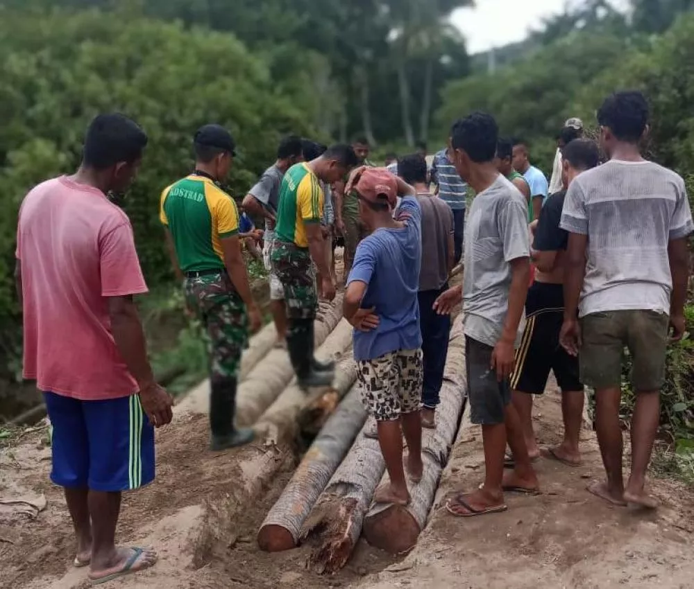 Satgas Yonarmed 9 Kostrad Perbaiki Jembatan di Desa Ona