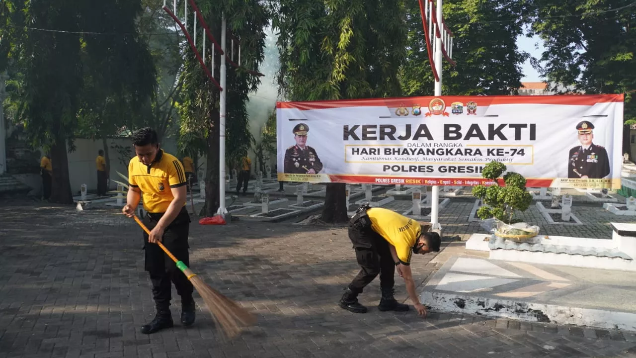 Jelang HUT Bhayangkara Ke 74, Personil Polres Gresik Kerja Bakti
