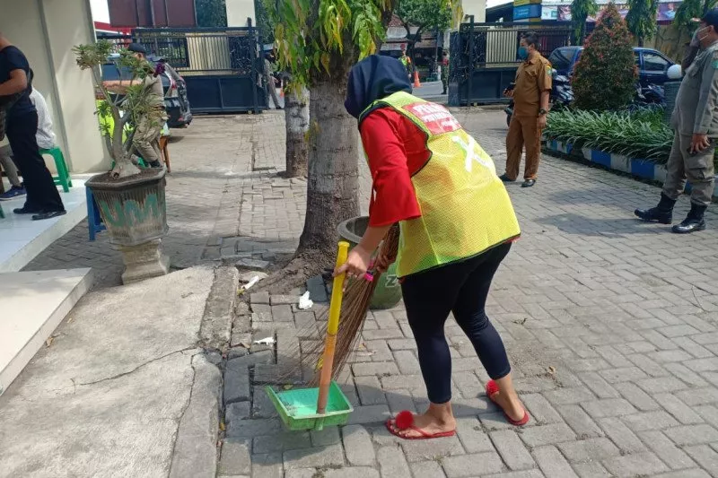 Tidak Pakai Masker, Pengendara di Sidoarjo Dihukum Kerja Sosial
