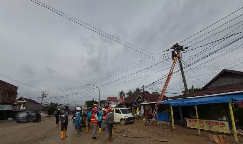 PLN Sulsebar Kembali Fungsikan 58 Unit Gardu Pasca Banjir