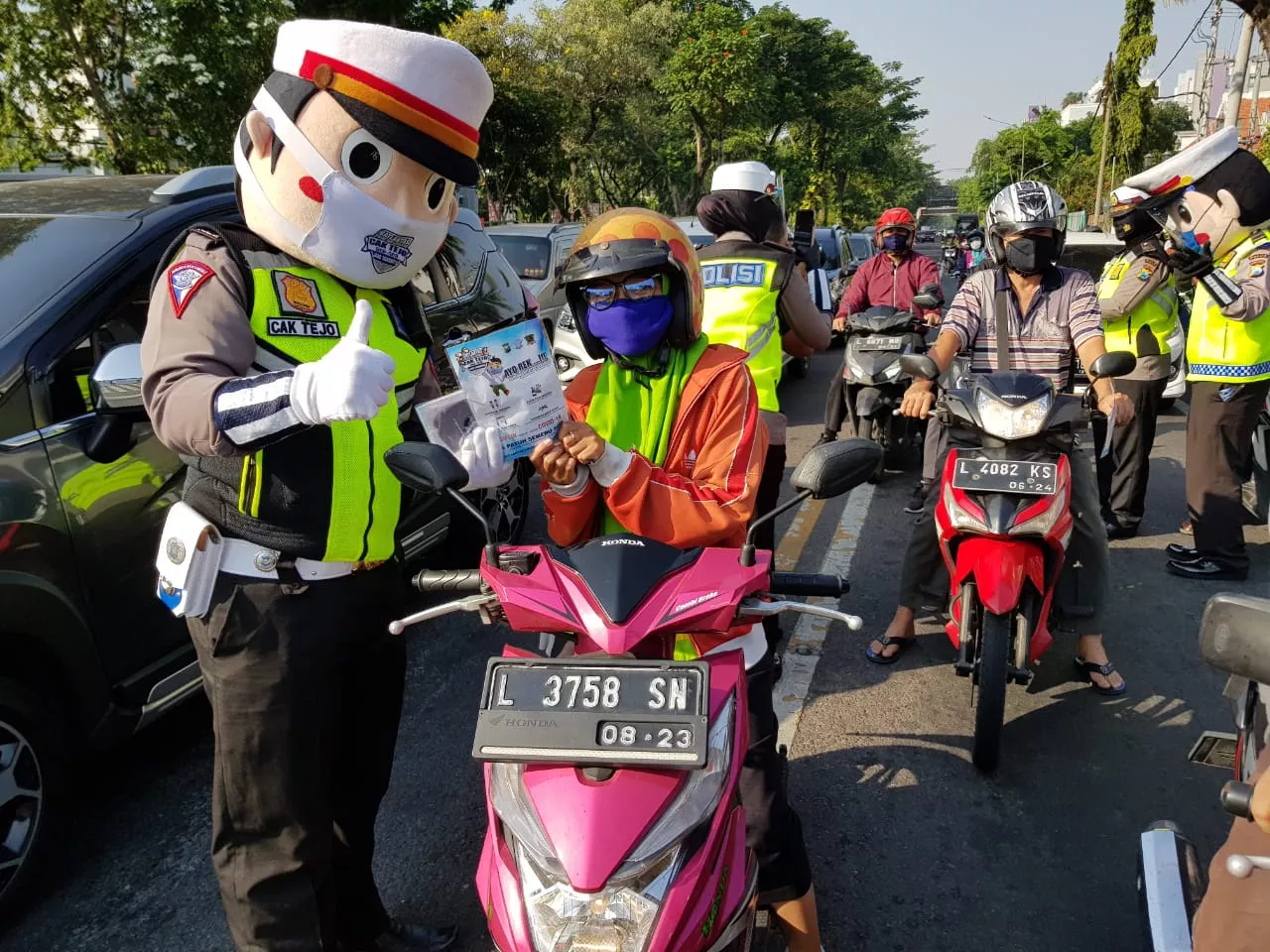 Ditlantas Polda Jatim Berbagi Masker dan Hand Sanitizer