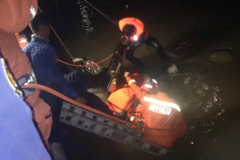 Ibu dan Anak Tewas setelah Minibus Terjun ke Sungai Kalimalang