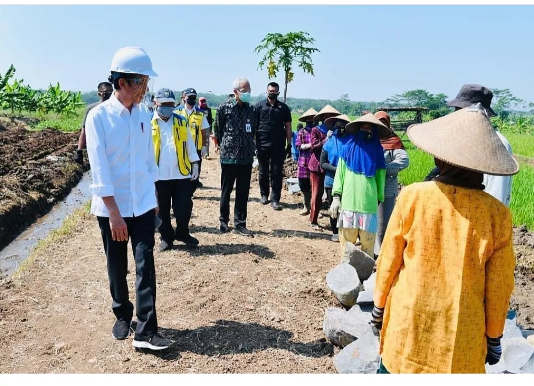Proyek Padat Karya Ditinjau Jokowi