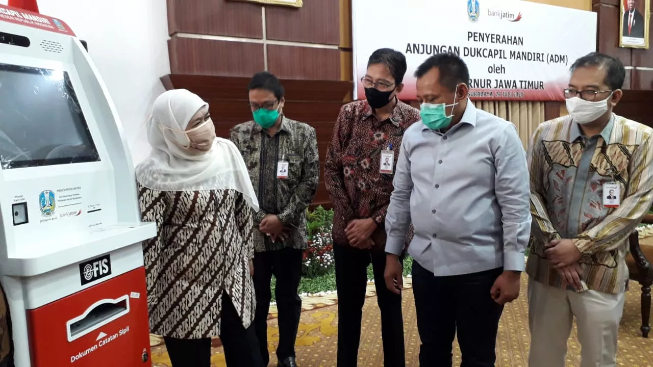 Gubernur Jatim Serahkan Mesin Anjungan Dukcapil Mandiri