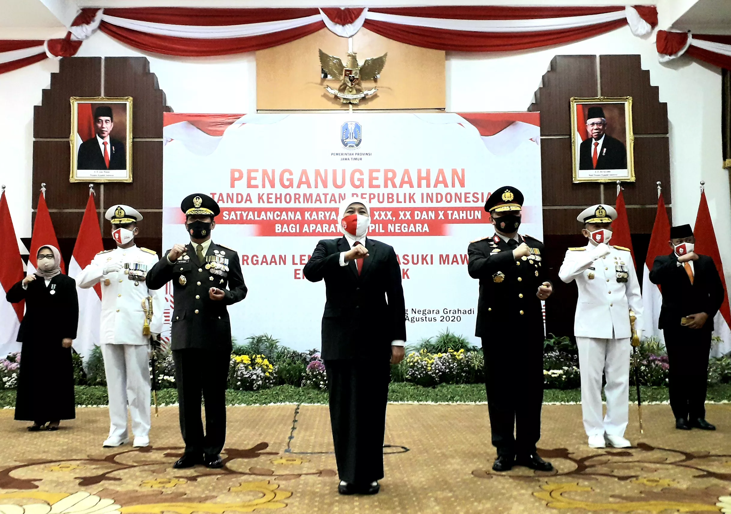 Jelang HUT RI, Gubernur Jatim Beri Penghargaan Jer Basuki Mawa Beya