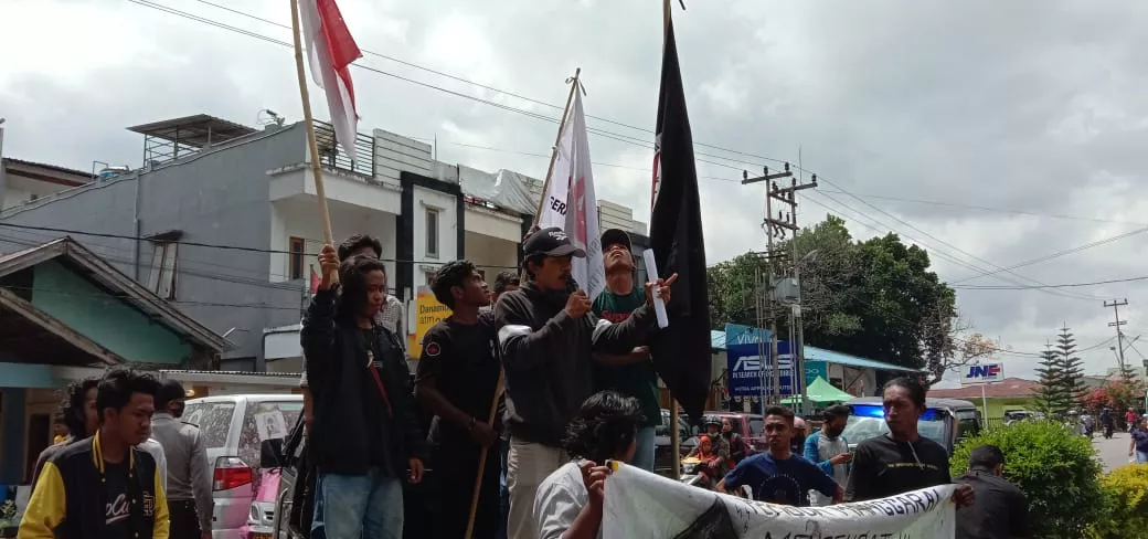 Diduga Lakukan Pungli Biaya Instalasi, PLN Rayon Ruteng Didemo