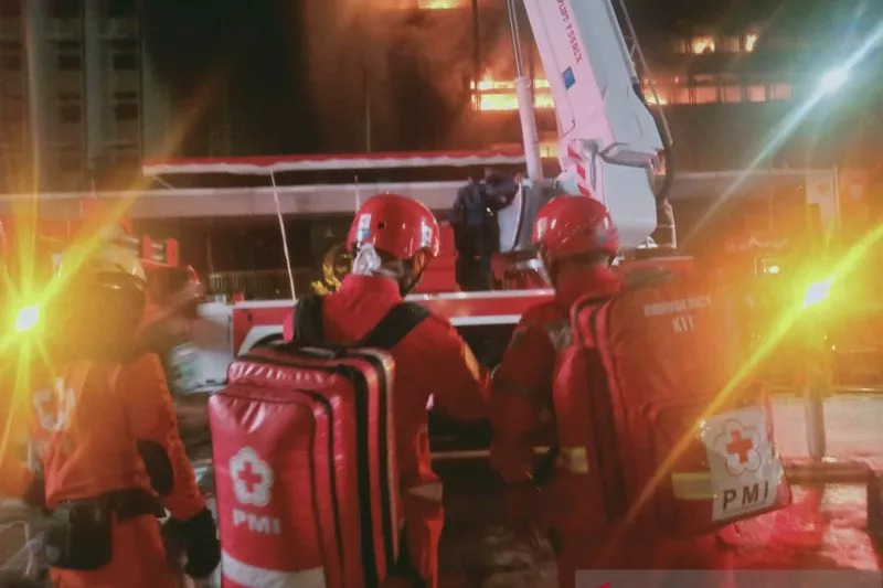 PMI Kerahkan Dua Unit Ambulans di Kebakaran Gedung Kejagung