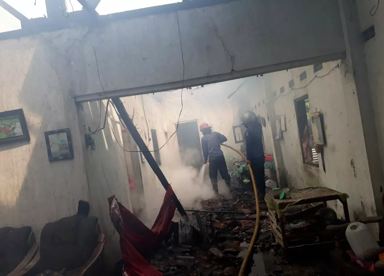 Diduga Korsleting Listrik, Sebuah Rumah di Sidoarjo Ludes Terbakar