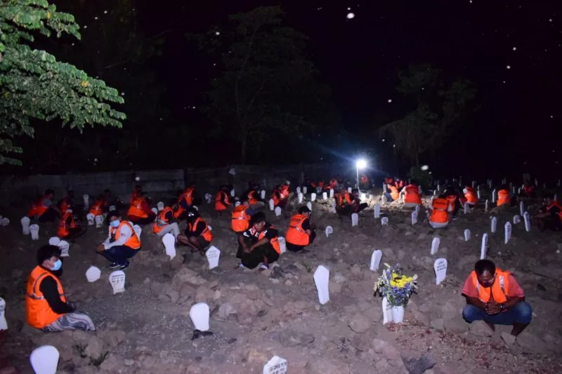 Pelanggar Protokol Kesehatan di Sidoarjo Dihukum Berdoa di Makam