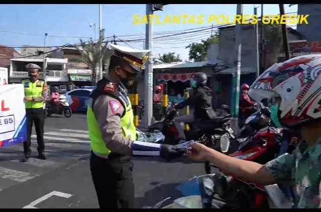 HUT Lalulintas, Satlantas Polres Gresik Bagikan 1000 Masker