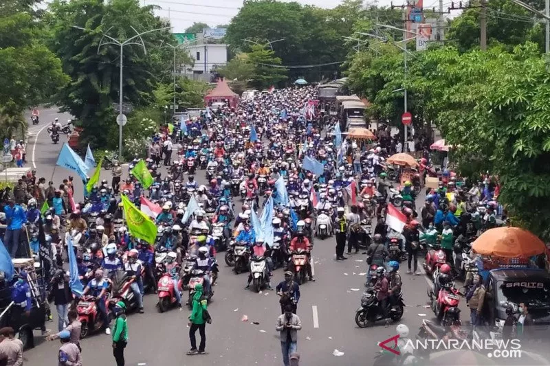 Demo UU Cipta Kerja di Surabaya Ricuh, Massa Rusak Pagar Grahadi