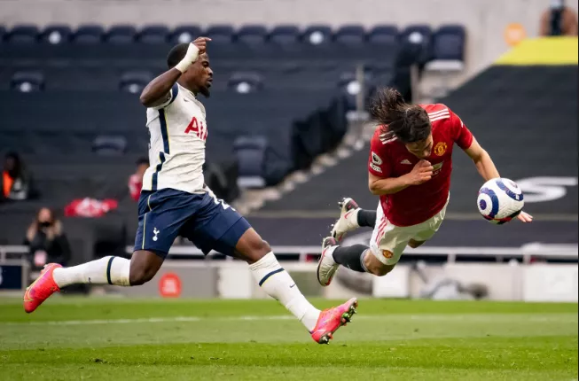 Cavani Kenakan Nomor Legendaris di MU