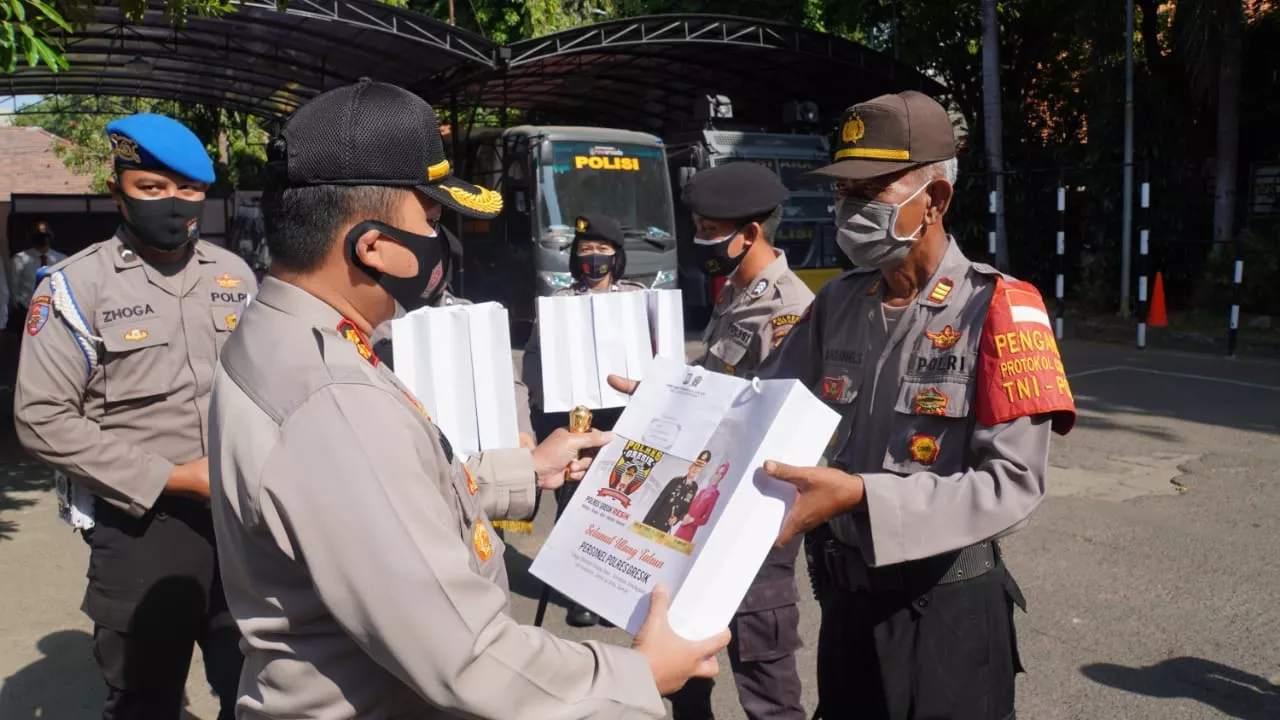 Kapolres Gresik Beri Kado 72 Anggotanya