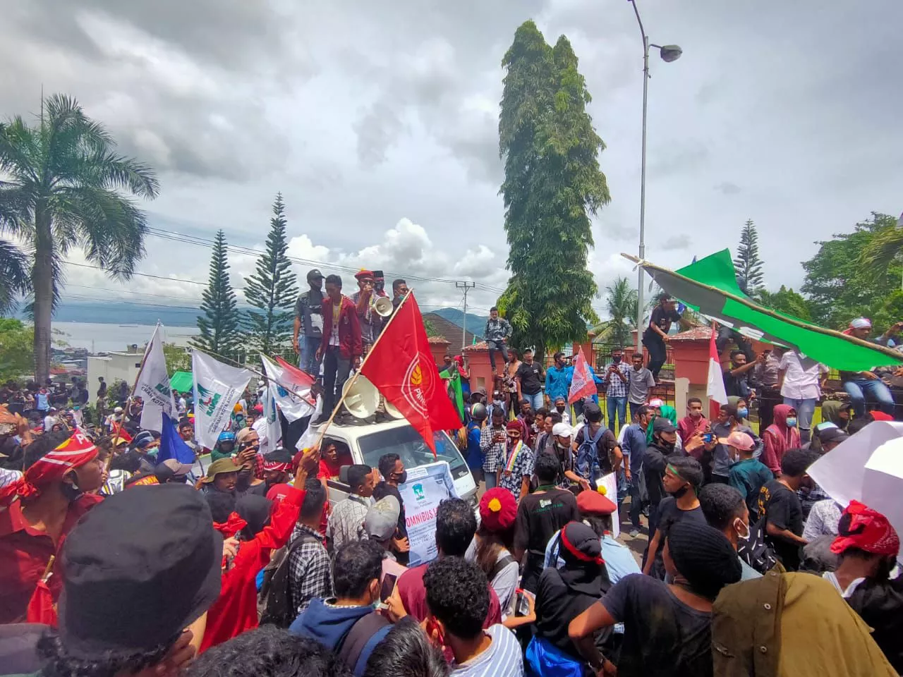 Demo UU Cipta Kerja, Mahasiswa-Buruh Bentrok dengan Polisi
