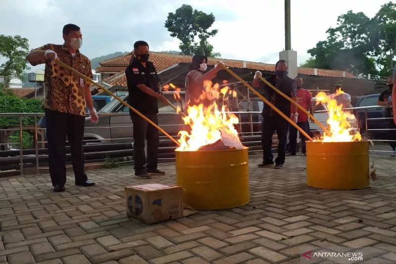 Barang Bukti dari 579 Perkara Dimusnahkan Kejari Bandung