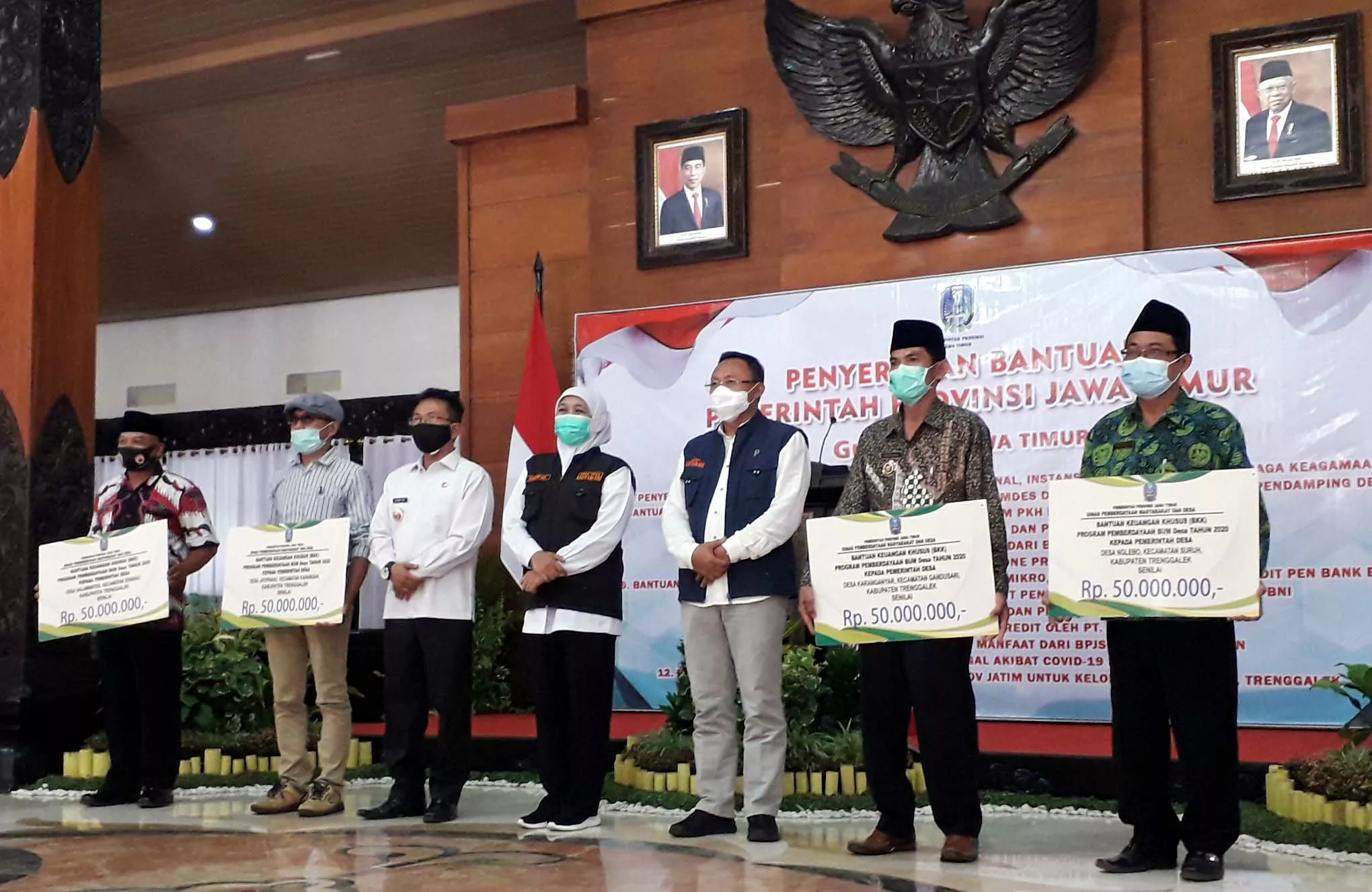 Gubernur Khofifah Serahkan Bansos dan Modal Usaha di Trenggalek