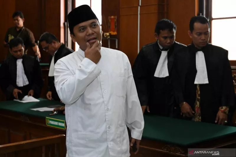 Gus Nur jadi Makmum Salat di Sela Pemeriksaan Bareskrim Polri