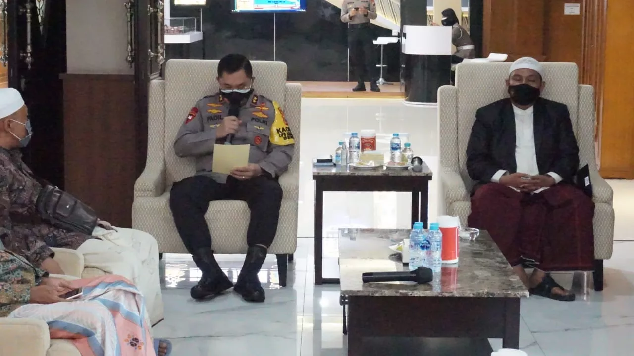 Pererat Silaturahmi, Kapolda Jatim Terima Kiai Sepuh Pamekasan Madura