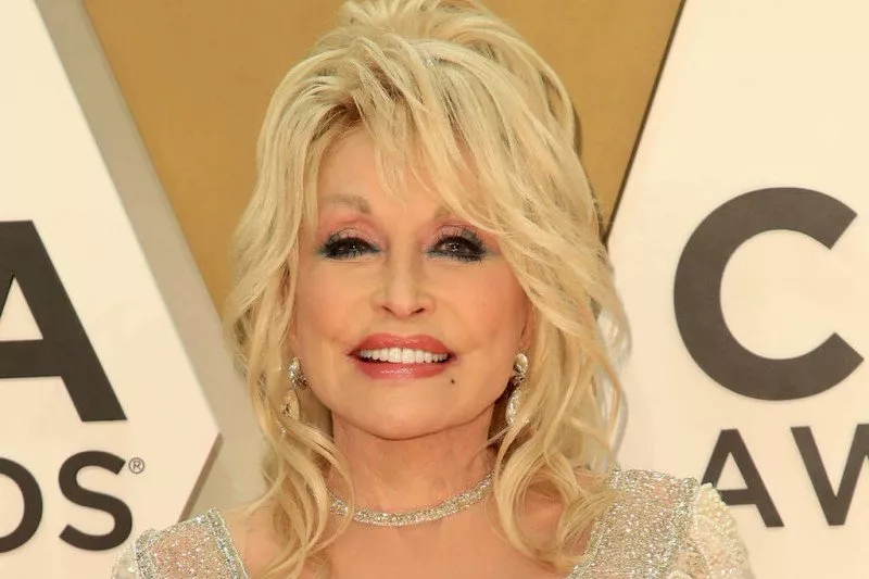 Dolly Parton Sumbang 1 Juta Dolar AS untuk Riset Vaksin Covid-19