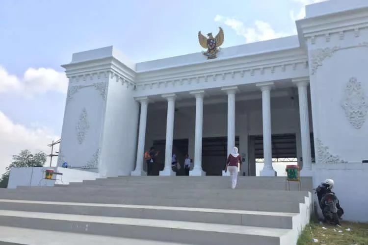 Ketua DPD Kritik Dana Desa untuk Bangun Kantor Desa Seperti Istana