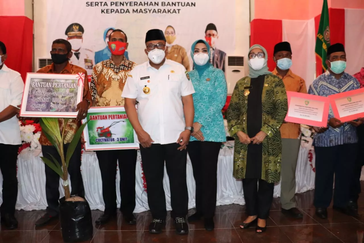 Kunker ke Dobo, Gubernur Maluku Beri Bantuan Pendidikan