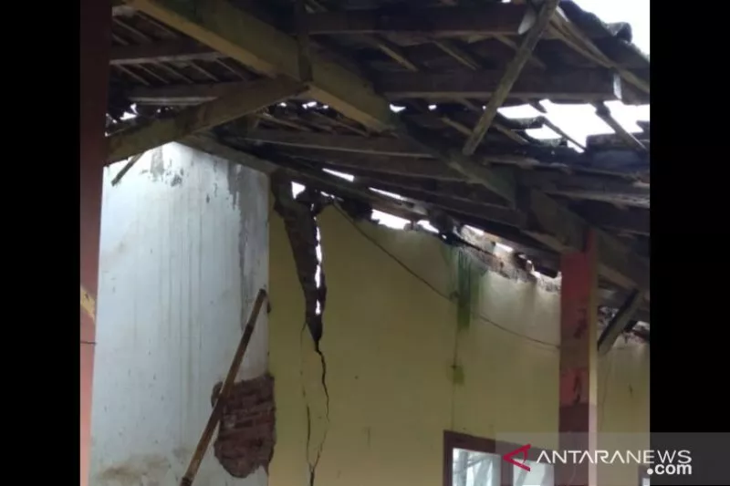 Diguyur Hujan, Atap Ruang Kelas SDN Rowotengah Jember Ambruk
