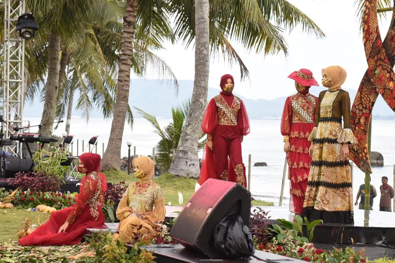 East Java Fashion Harmony 2020 Angkat Filosofi Batik Gringsing