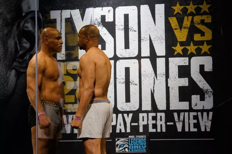 Mike Tyson vs Roy Jones Jr Berakhir Imbang