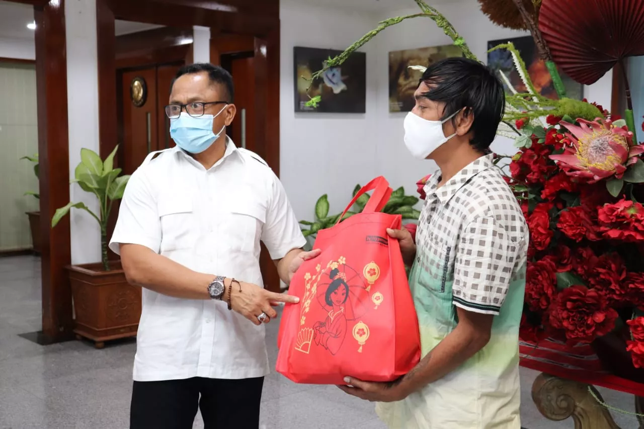 Jelang Natal, Disperindag Maluku Bagikan Paket Sembako