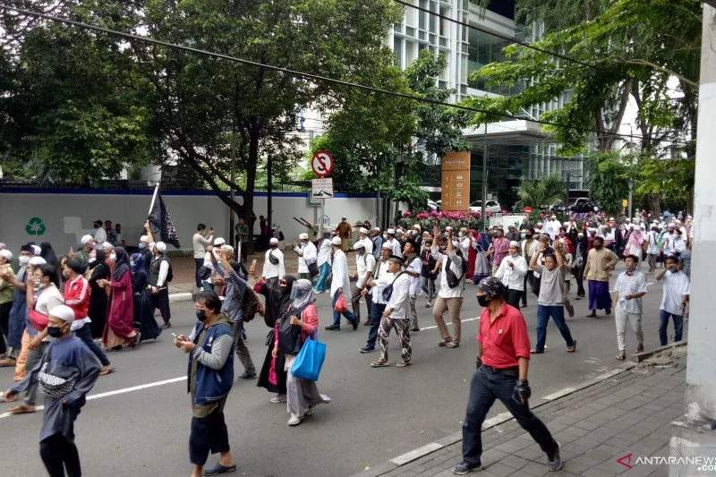 Bubarkan Massa 1812, Seorang Polisi Terkena Sabetan Samurai